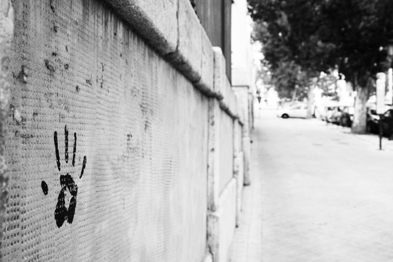 חותם של יד על חומה שמסמל את הביטוי האישי שלך, החום הייחודי שלך , כמו בטביעת אצבע גם בקריירה